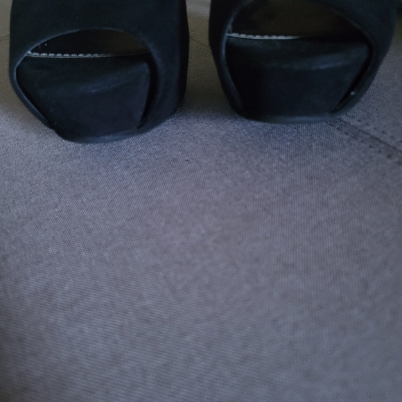 Kathy Jean 4in stiletto, 1in platform, black with gold accent on back, size 5 - Picture 2 of 6